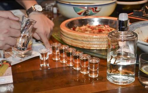 喝白酒的好处和坏处有哪些 喝白酒对身体有什么好处和坏处