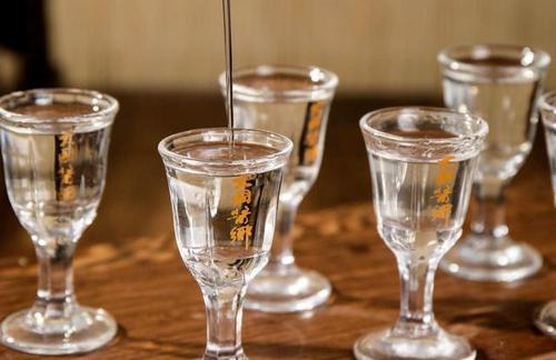 喝白酒的好处和坏处有哪些 喝白酒对身体有什么好处和坏处