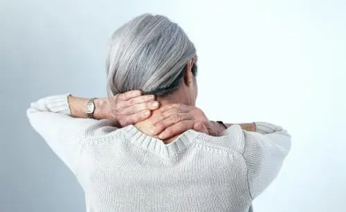 老年人颈椎病会引起哪些症状?老年人颈椎病吃什么药最好