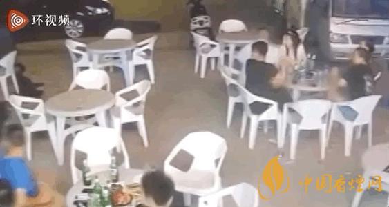 警方通报小车冲过夜市撞飞数人 这一幕太惊险了!