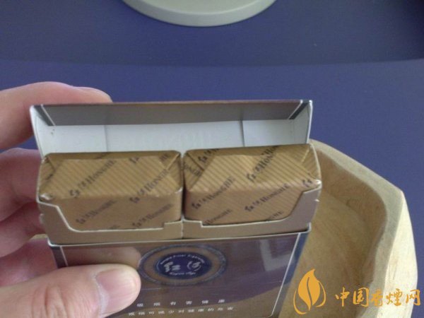 品味红河烟红河扁盒精品 清香型烟中的经典之作