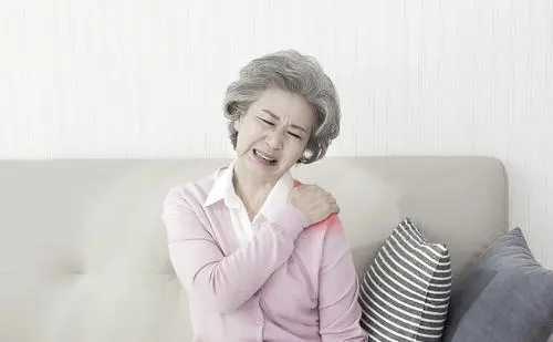 老年人颈椎病引起的头晕恶心怎么办 老年人颈椎病挂什么科