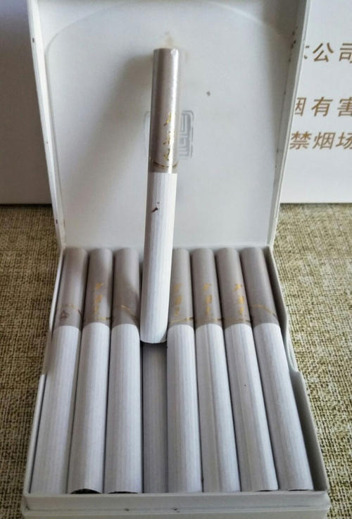 芙蓉王王之荣耀零售价是多少 芙蓉王王之荣耀烟价格表和图片