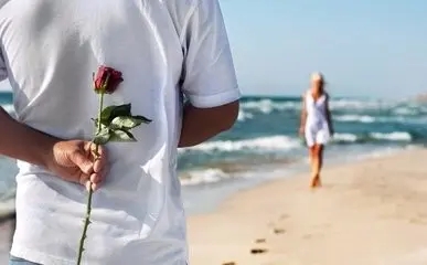 怎么和内向的男生聊天 怎么和内向的男生聊天找话题