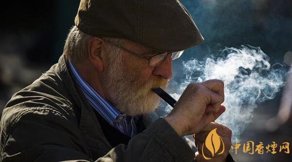 烟斗怎么抽(一天抽几斗健康)新手入门烟斗抽法