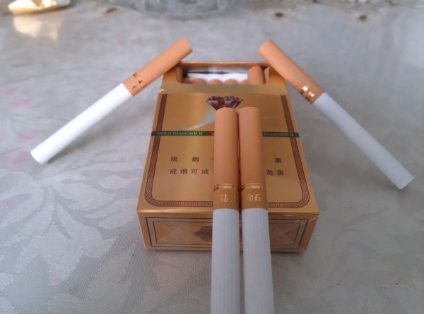 金钻石烟多少钱一包 小字版金石二代钻石香烟价格15元/包